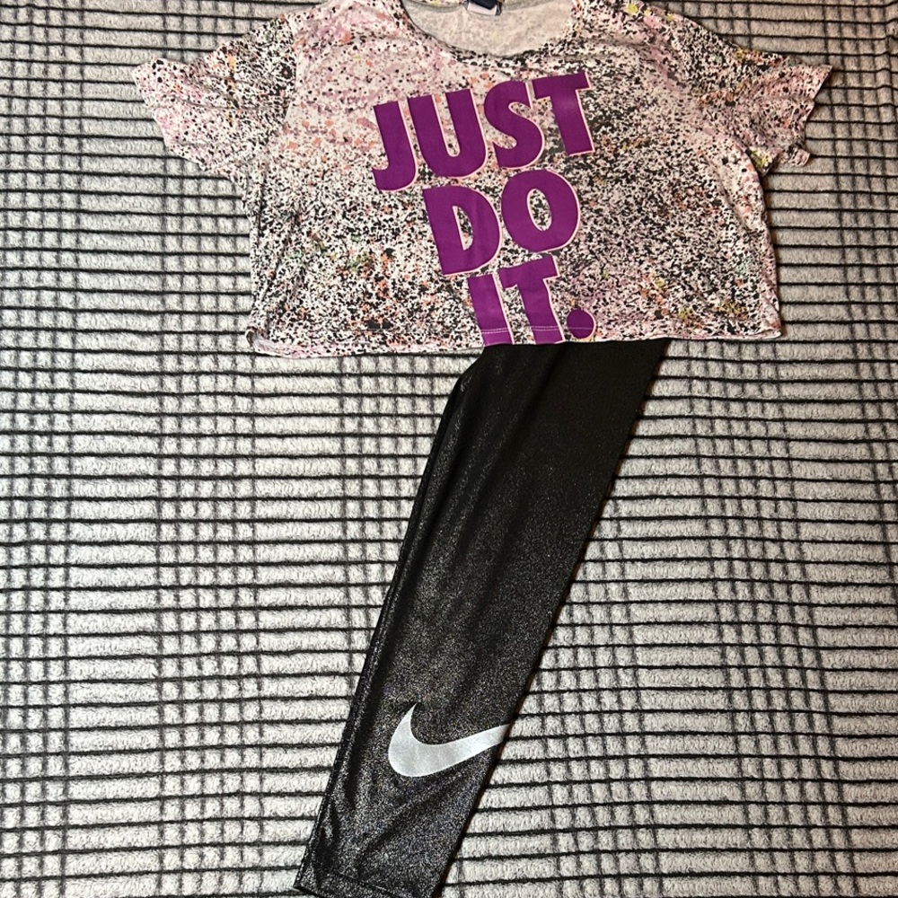 Junior’s Nike Crop Tee & Metallic Nike Pro Leggings (M)